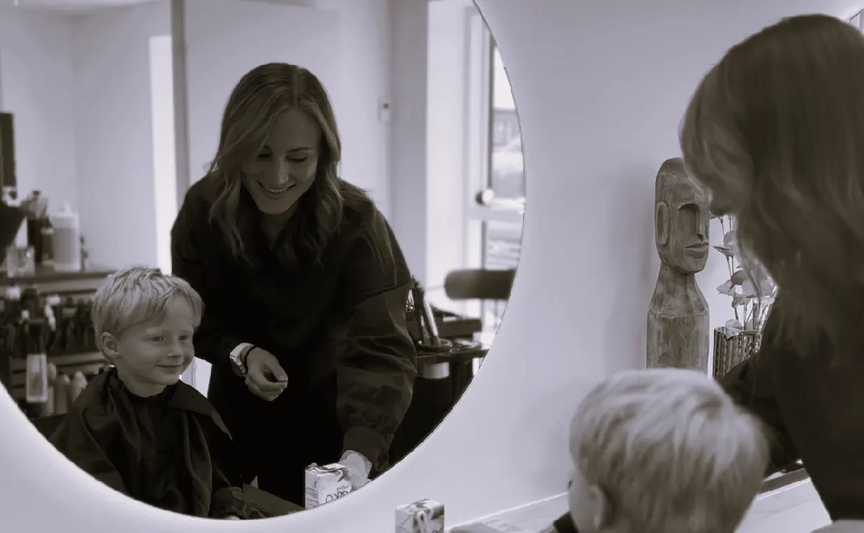 Christina klipper en dreng i salonen