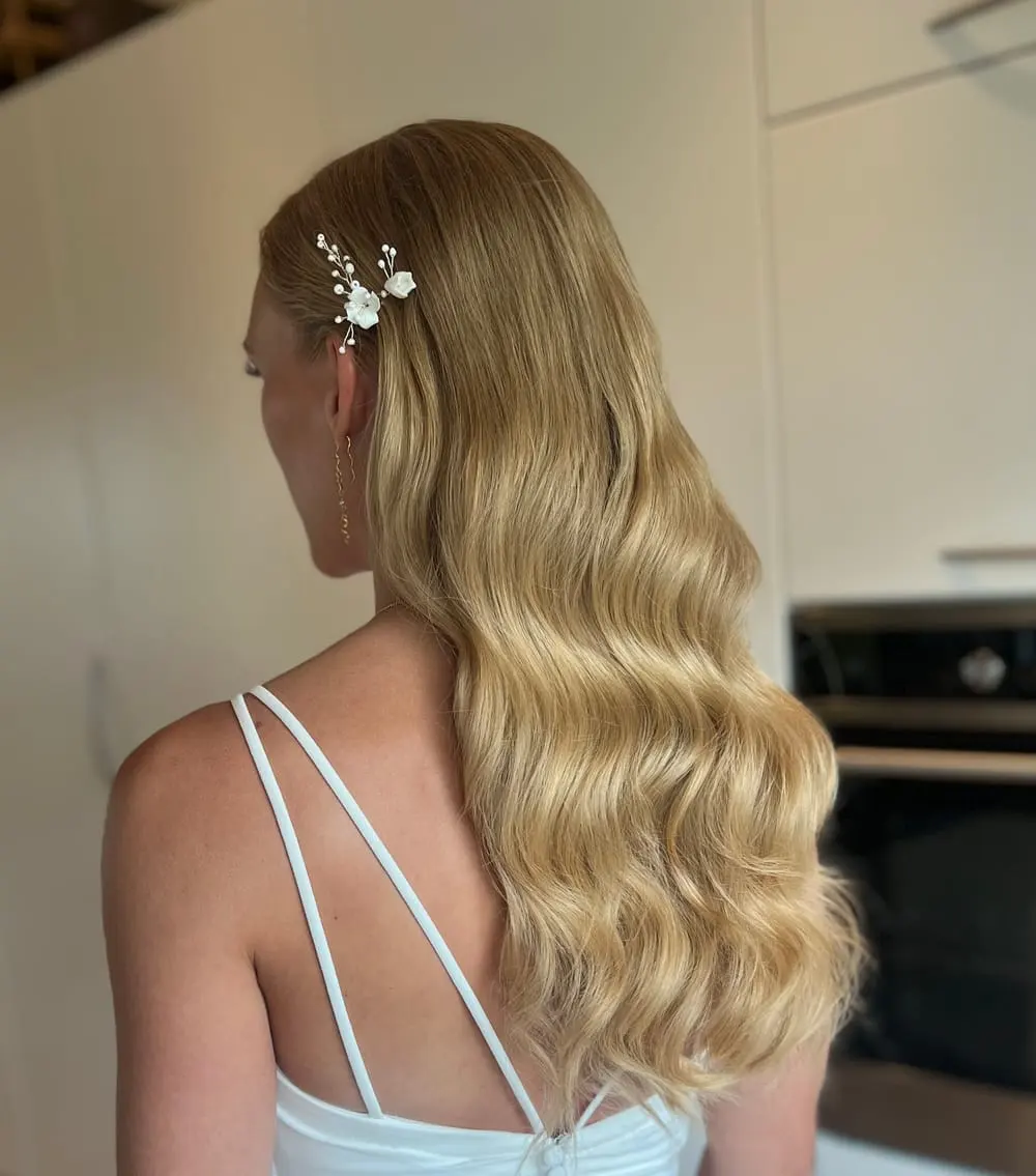 Udslået hår med Hollywood-bølger og blomsternål