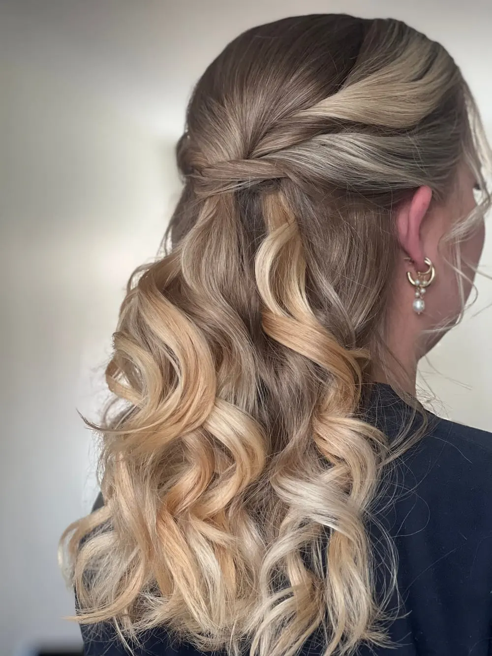 Halv opsætning med snoninger og lyse krøller